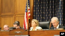 众议院外交委员会主席罗斯雷提南(中间女士)主持听证会