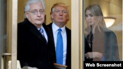 Pengacara David Friedman bersama Donald Trump dan putrinya Ivanka Trump. (Foto: Bloomberg)