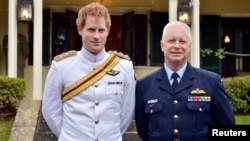 Pangeran Harry (kiri) berdiri bersama kepala Angkatan Udara Australia Marsekal Marshal Mark Binskin ketika tiba di kampus Militer Kerajaan Duntroon di Canberra, 6 April 2015.