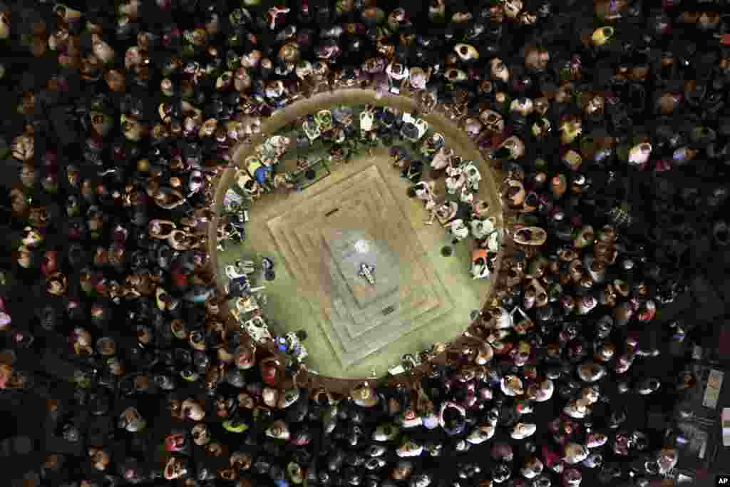 Para pengunjung memadati makam &#39;simbolik&#39; pada Monumen Rekonsiliasi di Pretoria, Afrika Selatan saat sinar matahari bersinar di atas makam tersebut. 