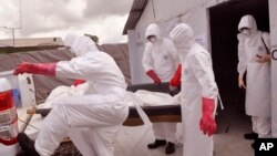 Petugas medis mengenakan pakaian khusus untuk penanganan pasien Ebola di Monrovia, Liberia, 28 November 2014 (Foto: dok). 