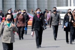 지난 4월 북한 평양의 거리에서 시민들이 신종 코로나바이러스 감염증(COVID-19)을 막기 위해 마스크를 착용하고 있다.