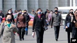 지난 4월 북한 평양의 거리에서 시민들이 신종 코로나바이러스 감염증 (COVID-19)을 막기 위해 마스크를 착용하고 있다.