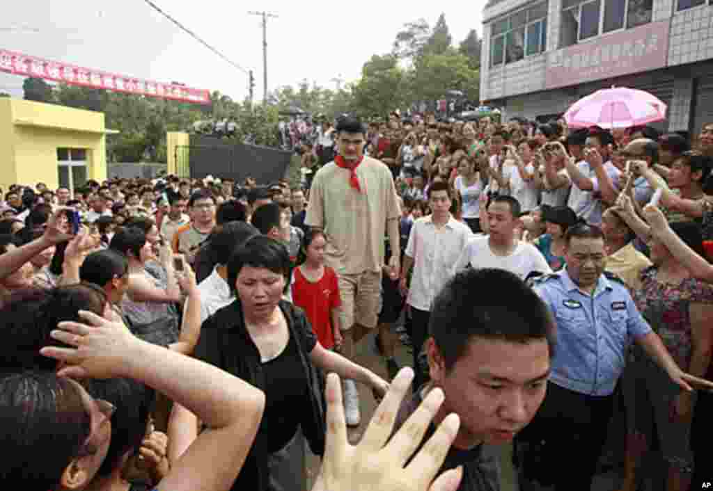 Houston Rockets center Yao Ming attends the opening ceremony of a school as part of Project Hope in Guangyuan, Sichuan province, July 30, 2010 (Reuters).