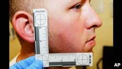 Foto del oficial Darren Wilson siendo medido como parte de la evidencia física en que basó su decisión el gran jurado en Ferguson.