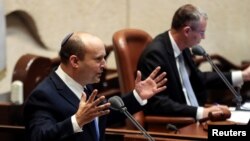 El nuevo primer ministro de Israel, Naftali Bennett, habla ante la sesión del Parlamento que confirmó a su coalición de gobierno el 13 de junio de 2021.