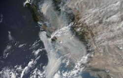 Una foto de satélite de la NASA muestra los incendios en California el 22 de agosto de 2020.