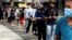 Người dân Singapore xếp hàng chờ xét nghiệm COVID-19.