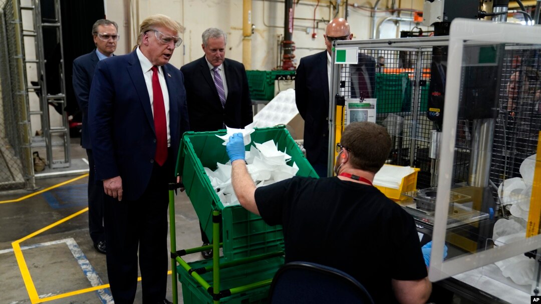 Prezident Tramp 'Honeywell" zavodining Arizona shtatidagi inshootida, 5-may, 2020