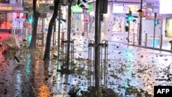 2023年9月1日，在香港铜锣湾的一条街上，台风“苏拉”带来的强风导致碎片飞扬。（法新社）