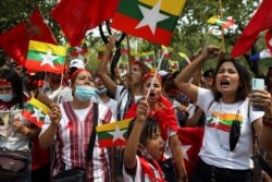 Ciudadanos birmanos protestan contra el golpe militar en su país frente a las oficinas de la ONU en Bangkok, Tailandia, el martes 22 de marzo de 2021.