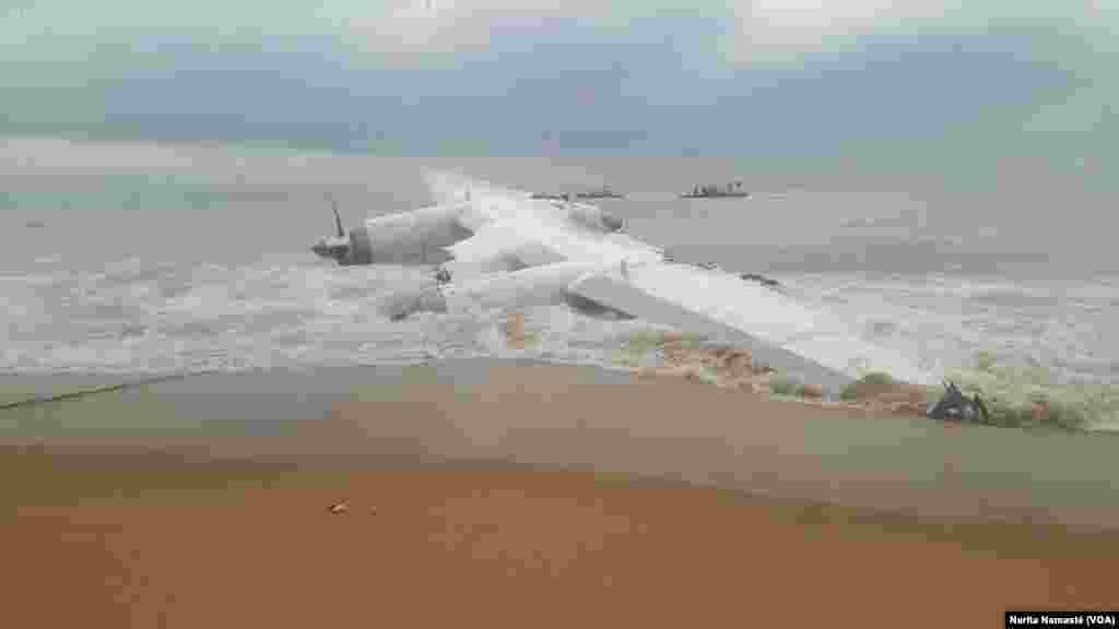 L’épave d’avion abîmée au bord de la mer au Port Bouet, au large d’Abidjan, Côte d’ivoire, 14 octobre 2017. (VOA/Narita Namasté)