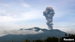 Gunung Marapi memuntahkan abu vulkanik saat erupsi pada 30 Mei 2024. Foto diambil dari area Bukittinggi, Sumatra Barat, oleh Antara Foto. (Foto: Antara Foto/Al Fatah via Reuters)