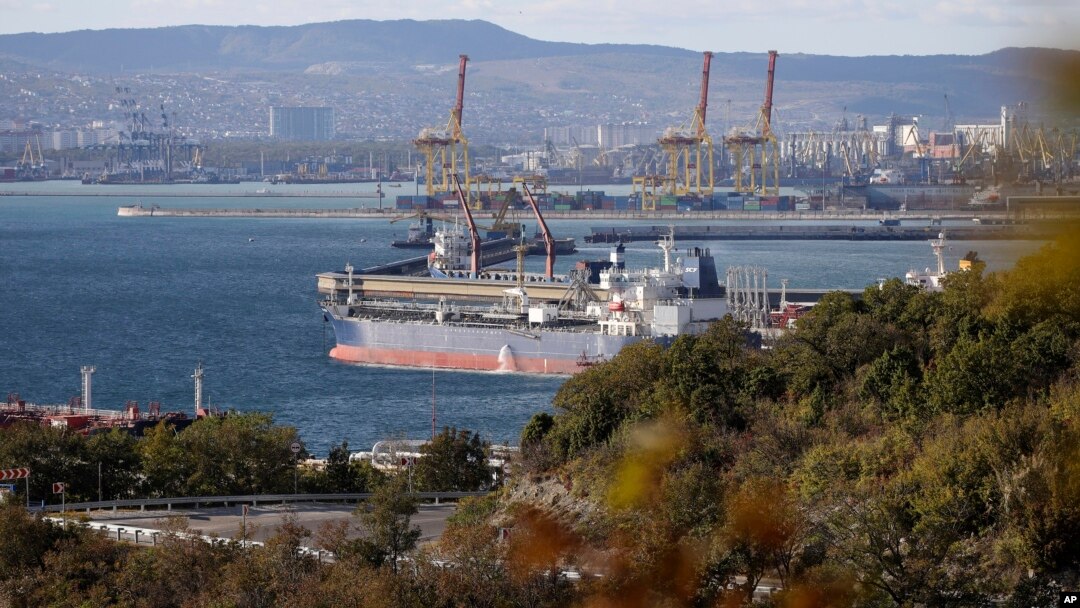 Sebuah kapal tanker minyak berlabuh di kompleks Sheskharis, bagian dari Chernomortransneft JSC, anak perusahaan Transneft PJSC, di Novorossiysk, Rusia, pada 11 Oktober 2022. (Foto: AP)