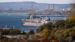 Sebuah kapal tanker minyak berlabuh di kompleks Sheskharis, bagian dari Chernomortransneft JSC, anak perusahaan Transneft PJSC, di Novorossiysk, Rusia, pada 11 Oktober 2022. (Foto: AP)