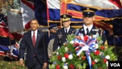 Presiden AS Barack Obama meletakkan karangan bunga di TMP Arlington dalam peringatan Hari Veteran (11/11).