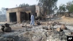 Seorang pria melewati reruntuhan rumah yang hancur pasca serangan Boko Haram di desa Dalori dekat Maiduguri, Nigeria, akhir Januari 2016 (Foto: dok). Media pemerintah Nigeria, Selasa (24/8) melaporkan militer sukses melancarkan serangan udara yang menewaskan sekitar 300 militan Boko Haram.