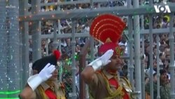 Ấn Độ mừng Quốc khánh với lễ hạ cờ Ấn Độ - Pakistan