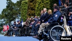 Predsednici Amerike i Francuske sa veteranima Drugog svetskog rata (Foto: Rojters/Elizabeth Frantz)
