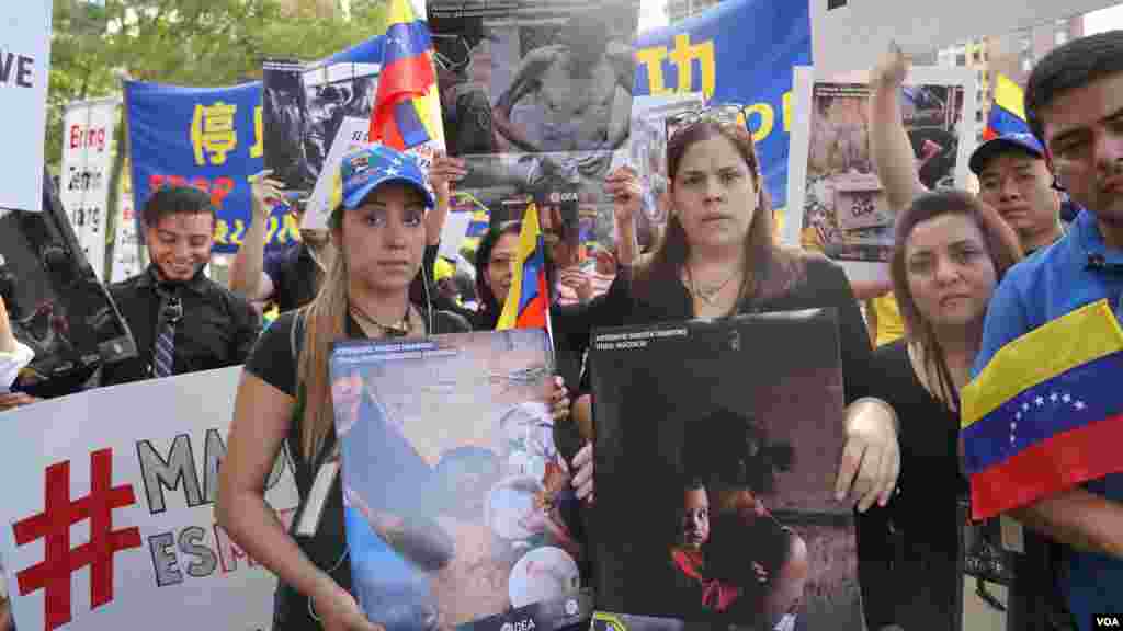 &quot;Basta de hacerse la vista gorda, de conversaciones que no llegan a ningún lado, basta de declaraciones&quot;, dijo uno de los venezolanos que lideraron la protesta.&nbsp;