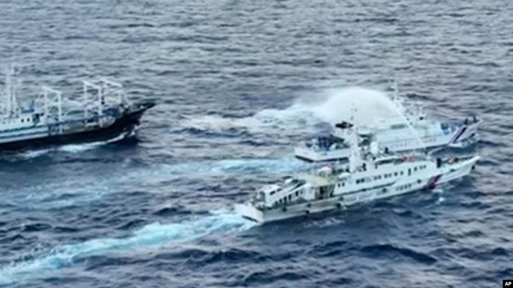 菲律宾海岸警卫队发布照片显示，中国海警船向菲律宾海岸巡逻艇发射水炮。（2023年12月10日）(photo:VOA)
