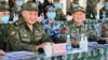 El ministro de Defensa ruso, Sergei Shoigu, izquierda, y su homólogo chino, Wei Fenghe, observan un ejercicio militar conjunto realizado en la Región Autónoma de Ningxia Hui en el noroeste de China, el 13 de agosto de 2021.