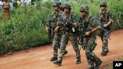 French troops arrive at a WFP food distribution point in Bangui, Central African Republic on December 13, 2013. 