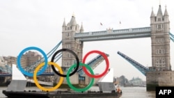 Các cổng của cây cầu nổi tiếng Tower Bridge trên sông Thames được mở ra để đón bộ vòng Olympic khổng lồ, 28/2/2012