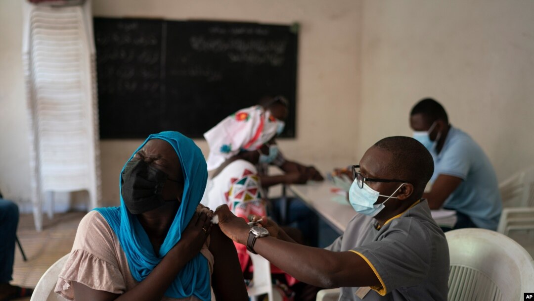 Seorang petugas kesehatan menyuntikkan vaksin COVID-19 Johnson & Johnson di salah satu area di Dakar, Senegal, pada 28 Juli 2021. (Foto: AP)