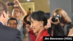 Burmese pro-democracy leader Aung San Suu Kyi visits Voice of America.