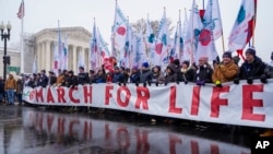 Foto Achiv: Manifestan kap patisipe nan Mach Pou Lavi a mache bo kote Kou Siprem Etazini nan Washington, 19 Janvye, 2025. 