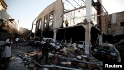 Lokasi serangan udara yang menimpa gedung tempat upacara pemakaman untuk ayah Jalal al-Ruweishan, menteri dalam negeri pemerintah Yaman yang didominasi kelompok Syiah Houthi, di Sana'a (8/10). (Reuters/Khaled Abdullah)