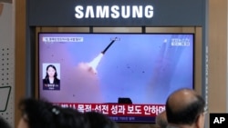 2026년 9월 12일, 한국 서울역에서 한 TV 화면이 북한의 미사일 발사 자료 사진이 포함된 뉴스 프로그램을 방영하고 있다.