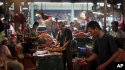 Pedagang pasar menyortir barang dagangannya di pasar di Jakarta. (Foto: Dok)