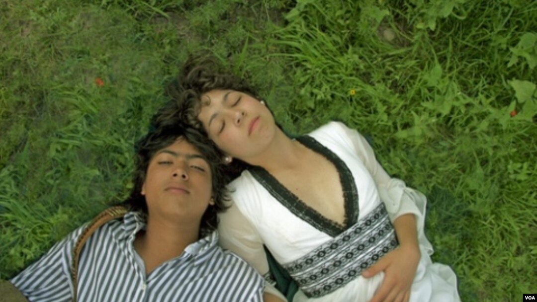 Marú y Román son dos quinceañeros que se enamoran en la cinta.