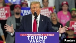 Calon presiden dari Partai Republik dan mantan Presiden AS Donald Trump berpidato selama kampanye di Reading, Pennsylvania, AS, 9 Oktober 2024. (Foto: Jeenah Moon/REUTERS)