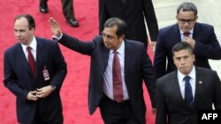 El hermano de Chávez, Adan Chávez (C), saluda las olas al llegar a la Asamblea Nacional para la instalación del presidente venezolano Nicolás Maduro en Caracas. Foto de Archivo.