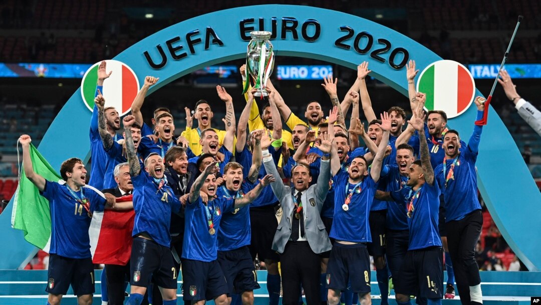 Abakinyi b'Ubutaliyano bariko barahimbaza intsinzi y'igikombe c'ibihugu vy'i Bulaya, ku musi w'Imana, italiki 11 y'ukwezi kw'indwi, umwaka w'i 2021