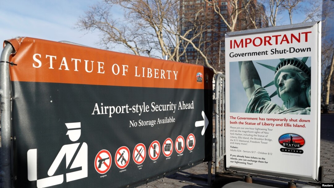 Pengumuman penutupan Patung Liberty, karena penutupan sebagian pemerintah AS, di pelabuhan ferry di Battery Park, New York, 20 Januari 2018.