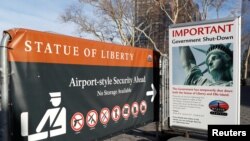 Sebuah pengumuman penutupan Patung Liberty karena penutupan sebagian operasi pemerintah AS, dipasang dekat pelabuhan feri di Patung Liberty, di Battery Park, di Manhattan, New York, 20 Januari 2018.