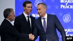 Nûnerên Serok Trump, Steve Witkoff (L) Nickolay Mladenov û Jared Kushner 