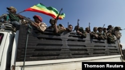 에티오피아 암하라의 반군들이 티그라이인민해방전선 반군에 맞서기 위해 산자로 향하고 있다. (자료사진)