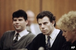 Lyle Menéndez, a la izquierda, y Erik Menéndez aparecen sentados junto a la abogada defensora Leslie Abramson, a la derecha, en el Tribunal Municipal de Beverly Hills durante una audiencia, el 26 de noviembre de 1990. (Foto AP/Nick Ut, Archivo)