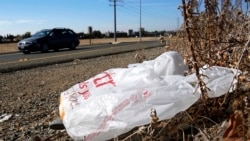 Kantong plastik tergeletak di pinggir jalan di Sacramento, California, pada 25 Oktober 2013. (Foto: AP/Rich Pedroncelli)