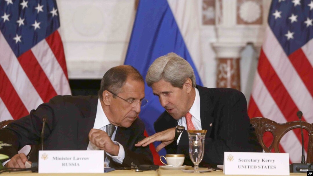 Menlu AS John Kerry berbicara dengan Menlu Rusia Sergei Lavrov di Gedung Departemen Luar Negeri AS, Washington (9/8).