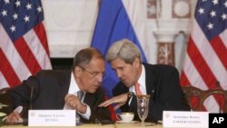 Menlu AS John Kerry berbicara dengan Menlu Rusia Sergei Lavrov di Gedung Departemen Luar Negeri AS, Washington (9/8).