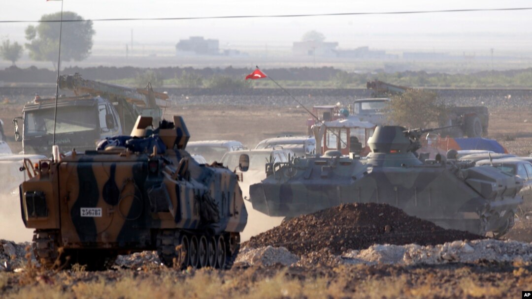 Turki menyiagakan kekuatan militernya di perbatasan Turki dengan Suriah, tidak jauh dari kota Kobani (7/10).