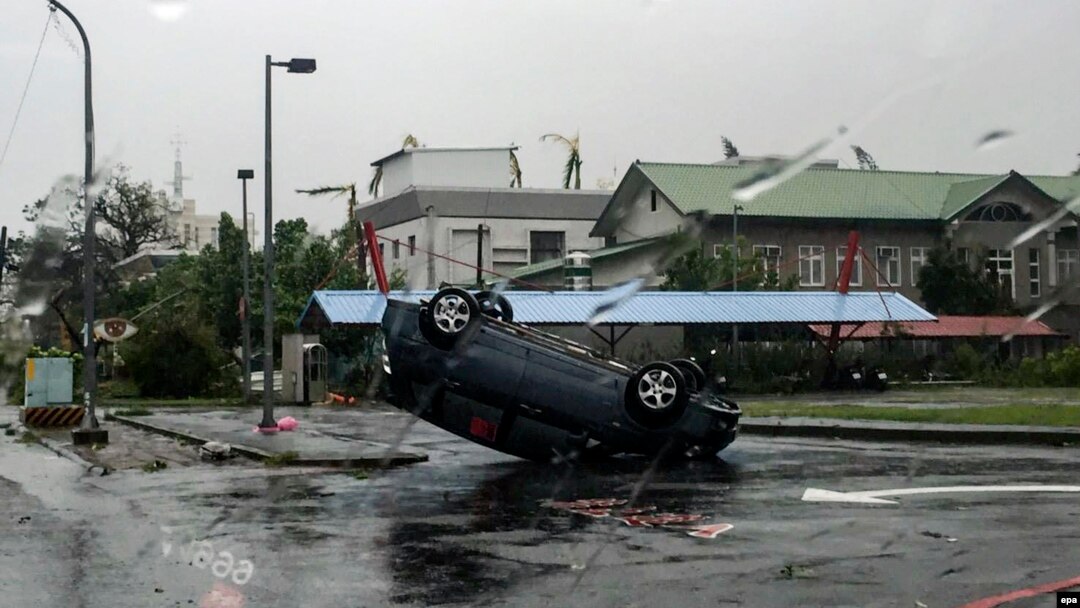Badai topan di pantai timur Taiwan menggulingkan sebuah mobil.