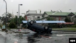 Badai topan di pantai timur Taiwan menggulingkan sebuah mobil.