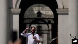 ARCHIVO - El presidente de Chile, Gabriel Boric, pronuncia un discurso ante sus partidarios durante un mitin frente al palacio presidencial de La Moneda en Santiago, Chile, el sábado 30 de septiembre de 2023.